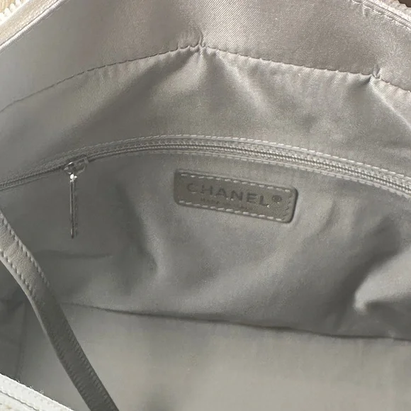 CHANEL Ivory Quilted Tote Bag - Picture 13 of 16
